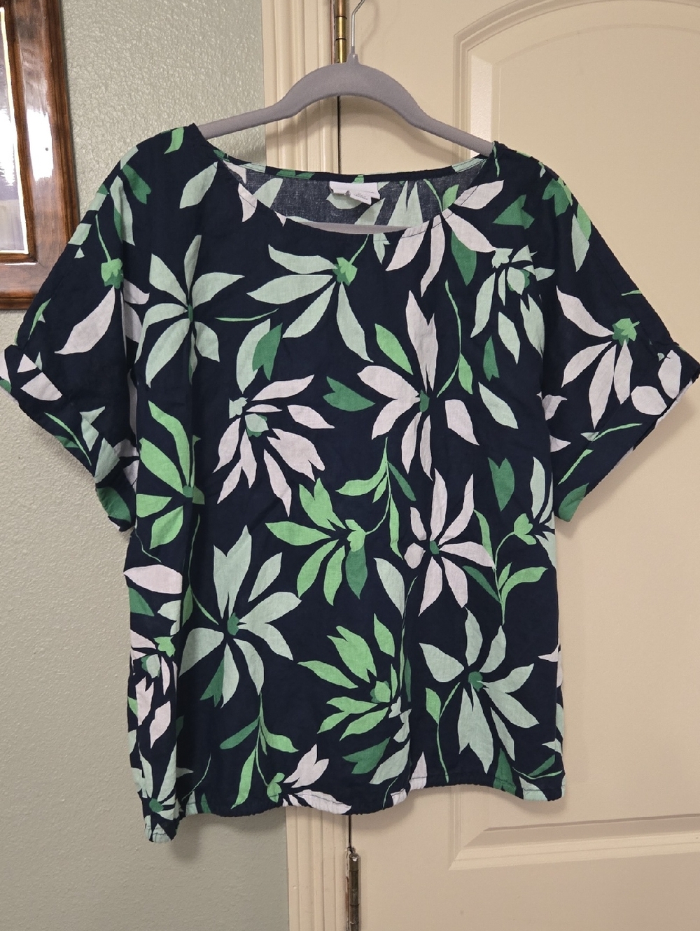 Liz Claiborne Navy Short-Sleeve Top with Green & White Leaf Print